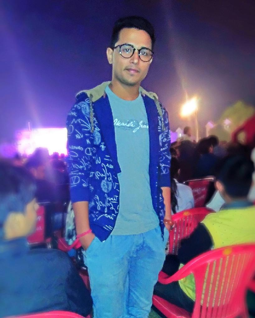reeteshpathak23's tweet photo. #Freshing My Mood in Late #Night_Party.... https://t.co/vLeJwwRP99