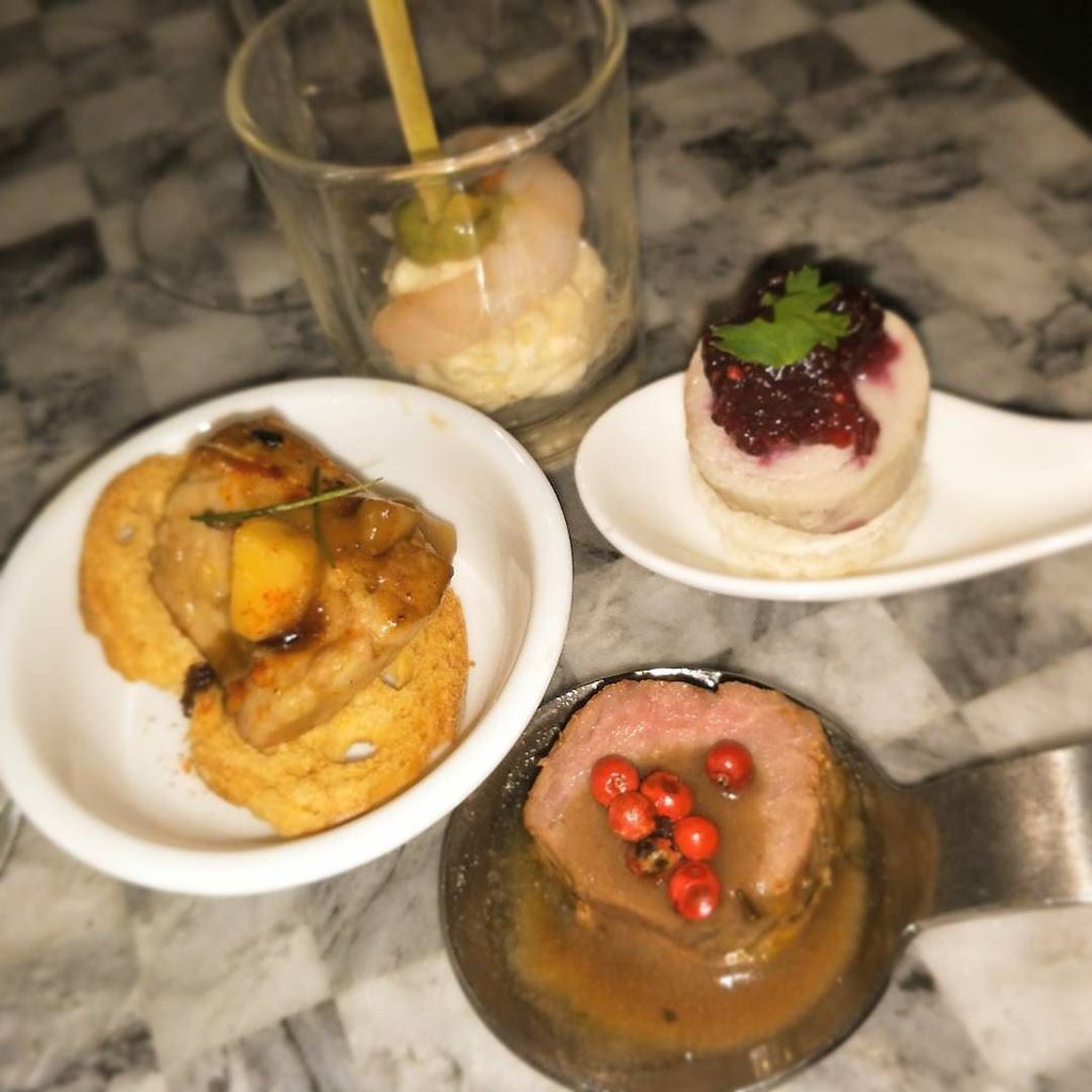 popazrael's tweet photo. Foie gras, turkey, shrimp and salmon pass food at @sofitelmanila Christmas tree lighting
#food #sofitelmanila #passfood #foiegras https://t.co/JVQUduuLnM https://t.co/0JYpiWuZc5