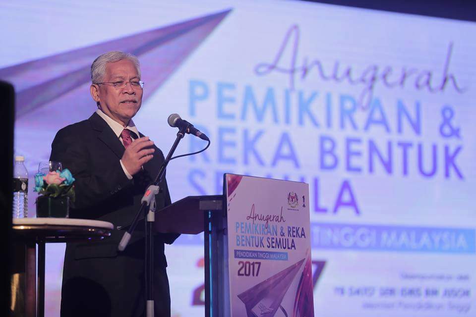idrisjusoh's tweet photo. KPT telah memperkenalkan Anugerah Pemikiran &amp; Reka Bentuk Semula Pendidikan Tinggi Malaysia 2017 (APRS). Ini merupakan usaha bagi menggalakkan budaya inovasi dan kreativiti dalam pengajaran dan pembelajaran di institusi pendidikan tinggi.
#SoaringUpwards 📈 https://t.co/0e0fs97VYX