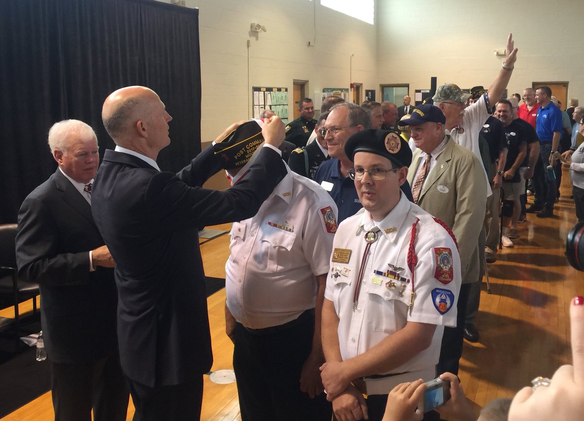 DC_SLP_roxbrown's tweet photo. #FloridaGovernor #RickScott personally thanked 329 #veterans for their service w/medals (#GovernorServiceAward) at Florida National Guard Armory in Eustis today. Huge crowd there for ceremony. These vets have so many stories... and some are true heroes. https://t.co/xm9jhMaCps