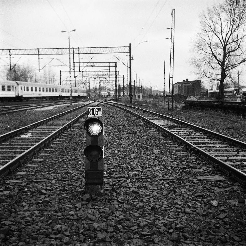 karwasz's tweet photo. R106m
Lubitel 166b, Bergger Pancro 400
.
#bocznica
#mazowsze_nieoczywiste_olympus_epson
#lubitel
#166b
#berggerpancro400
#gameoftones
#onfilm
#analogphoto
#analogphotography
#filmsnotdead
#istillshootfilm
#ishootfilm
#staybrokeshootfilm
#graini… https://t.co/RxNN5taWlC https://t.co/57frcwLlqZ
