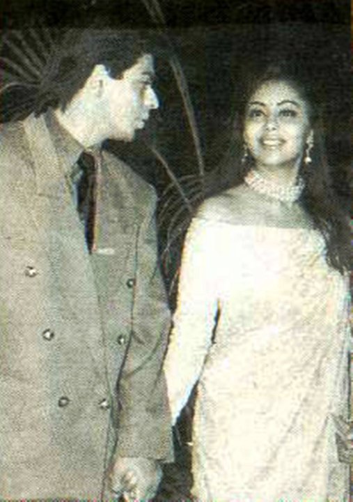 SRKUniverse's tweet photo. #KingAndQueen: Haath Mera Thaam Lo Saath Jab Tak Ho...
Baat Kuch Hoti Rahe Baat Jab Tak Ho...
Saamne Baithe Raho Tum Raat Jab Tak Ho...
Doesn't this rare click of @iamsrk &amp; @gaurikhan remind us of these lyrics from the song Arre Re Arre? https://t.co/jnGMATCvR6