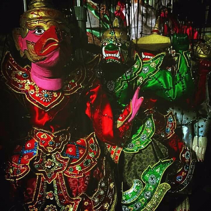 နတ္ေရကန္
❆ ❆ ❆ ❆ ❆ 

ကေလးတစ္ေယာက္
ကန္ထဲ ခုန္ခ်
တခဏ 
ဧရာမ လူႀကီး ျဖစ္လာၿပီ.....။

ဖိုးအို ရြတ္တြ
သူလည္း ခုန္ခ်
ခဏ အၾကာ
ပ်ိဳမ်စ္သည့္ သူ႔အဆင္း
အံ့ဩရင္း တက္လာ၏....။

အားက် မခံ
ကိုယ္ လည္း ခုန္ခ်
ထို ခဏ ဝယ္
အစြယ္ ျပဴးျပဴး
ဘီလူး ျဖစ္လာ
ကံၾကမၼာ
ငါ....အစၩတၱ မေကာင္း ပါလား...။