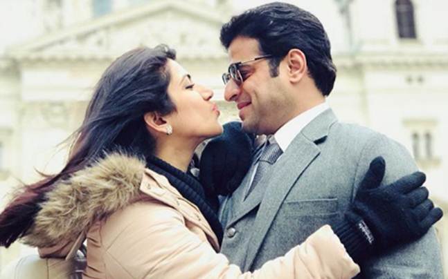 See pic: Ankita Bhargava planting a kiss on Karan Patel\s cheek will make you go aww!  