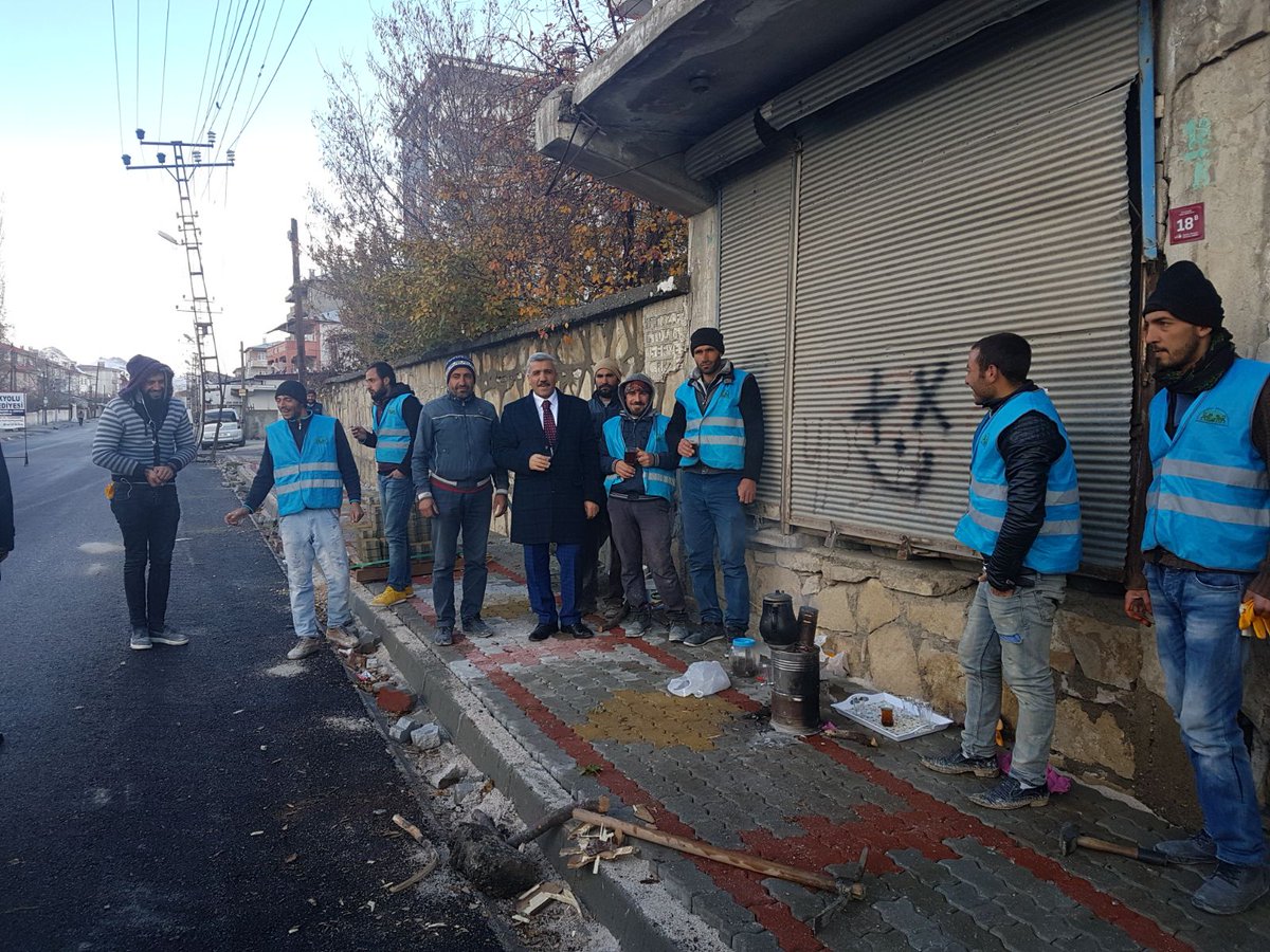 İpekyolu Belediyesi Veteriner Caddesi asfalt ve kaldırım çalışması sona geliniyor. Hizmet eden ve emekleri geçen personellerimizle sabah çayı içtik, ellerinize sağlık..