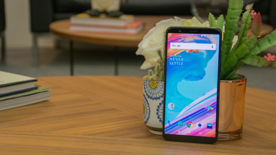 FinanceGrip's tweet photo. #OnePlus5T  Goes on Sale, #OnePlus5 Discontinued
https://t.co/mKPdYrofP9 https://t.co/qxKLsKljR9
