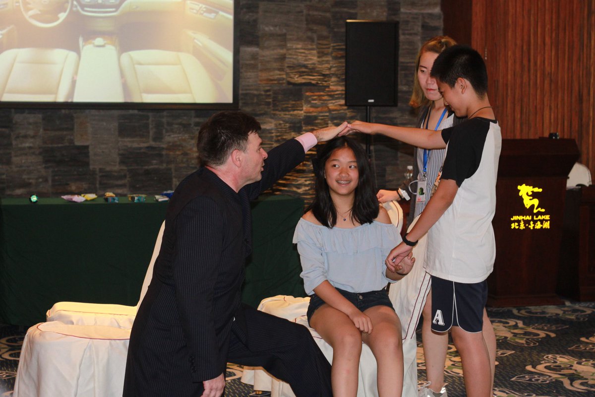 NobleAndHitsch's tweet photo. How to open a car door for a lady!
(With no car)
Thanks god, kids have enough phantasy to accept me as a door! :)
#NobleAndHitsch #EveryDayEtiquette #Etiquette #ButlerHongKong #HK #HKig #ButlerForHire #LuxuryLifeStyle #HKButler #EtiquetteForKids #RichKids #HappyDay https://t.co/cxXKFn3yzT