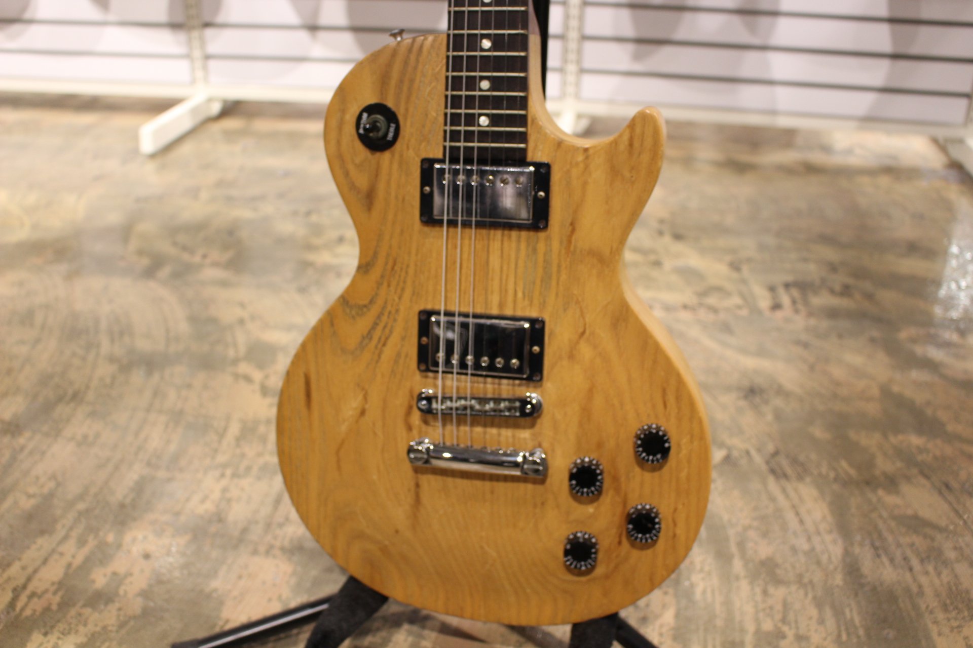 Gakuya 各務原店 アッシュボディレスポール Gibson Les Paul Studio Swamp Ash 67 800 ギブソンらしかぬアッシュボディをしたレスポールスタジオ 通常のレスポールと比べてまっすぐな素直なサウンドが特徴的です スタッフ ササキ T Co