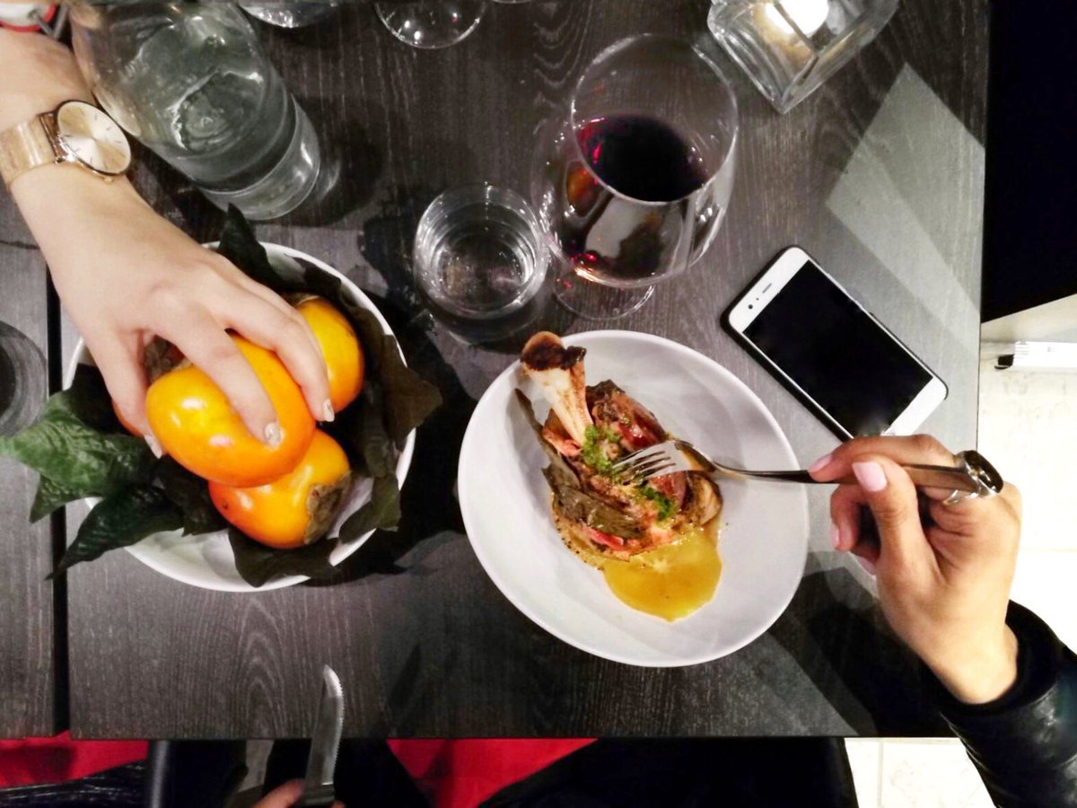 dothedaniel's tweet photo. The sweet looking fruit on the left is 1 of the best additions to a dinner meal👅 @PersimonCanada  #PersiMonFromSpain https://t.co/RpNIqxCigG https://t.co/vtiJRDa8eZ