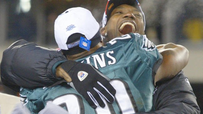 NBCPhiladelphia's tweet image. Former Eagles Dawkins, Owens Named Hall of Fame Semifinalists #flyeaglesfly  on.nbc10.com/TyIQcgy