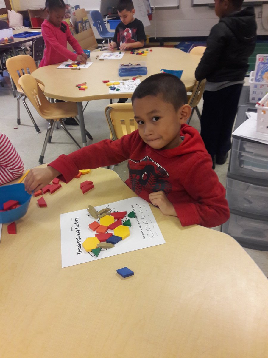 MrsBiteng114's tweet image. The kids made some amazing turkeys with the pattern blocks! #TriangleKinders #Shapes #Turkeys