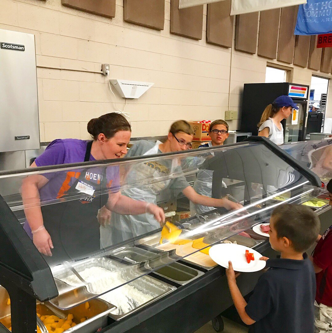 SunsCommunity's tweet photo. We had a great time here at @svdpaz today, assisting with dinner and prepping for their Thanksgiving feast! They’ve been happily serving the Phoenix community since 1946, and we couldn’t be more thankful! 🍎🥪 🍗#Sunsat50 #SunsCommunity https://t.co/nq9KASeLS1