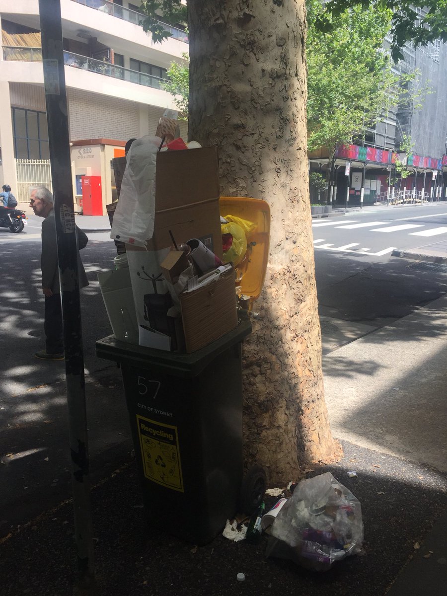 JennyGreen4's tweet photo. @cityofsydney plse remove rubbish on Victoria St Potts Pt near Holiday Inn. It’s been here for 2 weeks - thanks https://t.co/bkobii4x5K
