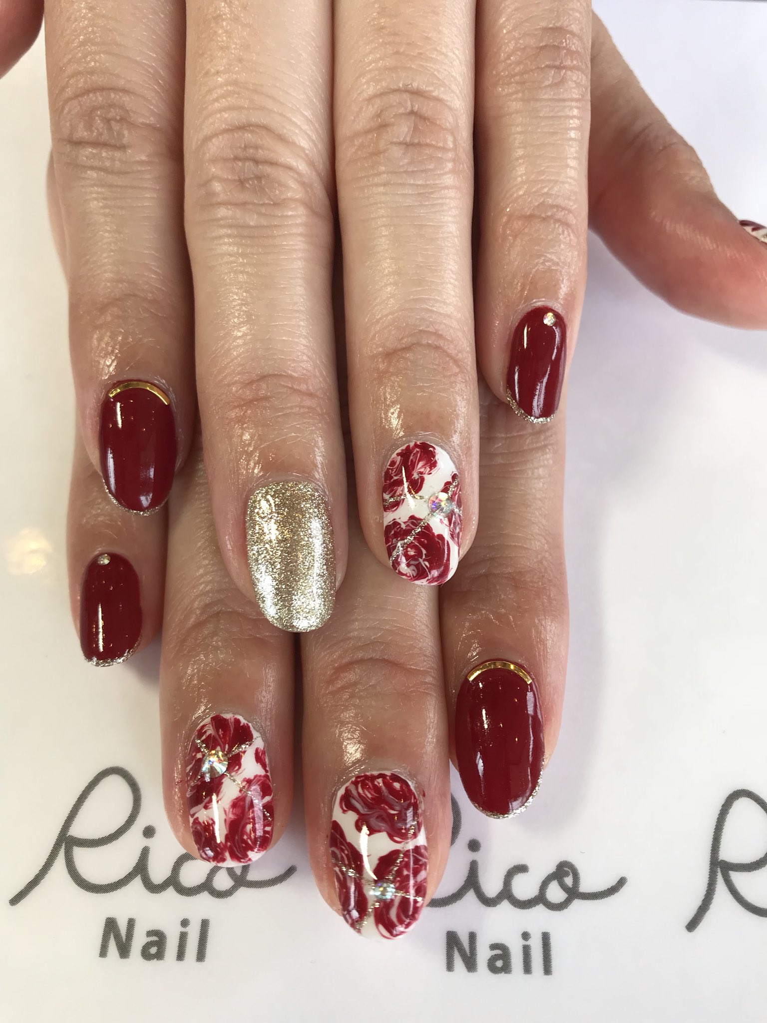 Rico Nail Ar Twitter 深みのある赤にゴールドが映える大人デザイン マーブルで作ったバラの花でエレガントさを クリスマスにも合うネイルです 担当 鈴木 4 2 シェラックネイル ボルドーネイル 大人ネイル クリスマス ゴールド ブローチェリコ Rico Nail Ar Twitter 深みのある赤にゴールドが映える大人デザイン マーブルで作ったバラの花でエレガントさを クリスマスにも合うネイルです 担当 鈴木 4 2 シェラックネイル ボルドーネイル 大人ネイル クリスマス ゴールド ブローチェリコ