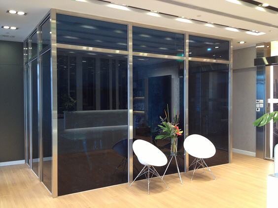 fcs_interior's tweet photo. Stained glass walls add a touch of elegance and privacy to your office space. Project: Central National by @fcsinterior #FCSInterior #CentralNational #HongKong #OfficeSpace https://t.co/SSJRTlbD59