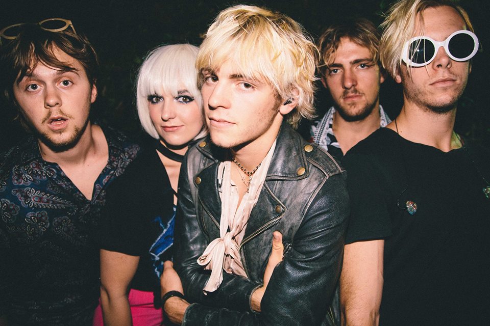 Nós te ouvimos e trouxemos mais uma chance de vc ficar pertinho do seu ídolo! Live + Meet&amp;Greet com o <a href="/officialR5/">R5</a> 😍🙌 Veja como participar: blogs-radiodisney.disney.com.br/2017/11/20/liv…