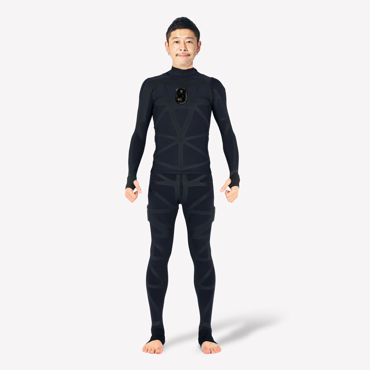 yousuck2020's tweet image. ZOZOSUITは、街頭やコラボ企業経由等、圧倒的な速度で世界中で無料で配りまくり、体重計や体温計のように一家に一台の存在にします。そして、世界中のお客様の体型を最も知り尽くした企業となり、そのデータを元に一人一人にピッタリの服を提供する、世界でも類を見ないファッション企業を目指します。