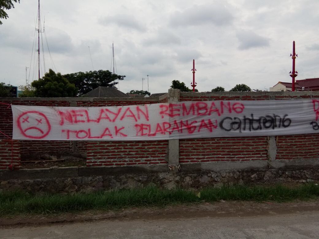 Nelayan cantrang rembang MENOLAK bantuan yg diberikan oleh <a href="/kkpgoid/">KKP RI</a> 
Itu yg menerima bukan nelayan cantrang 😤😤😤
Tuntutnya msih tetap sama 
Menunggu uji petik 
Dan legalkan cantrang secara nasional tnpa ada batas ukurun GT
<a href="/jokowi/">Joko Widodo</a> 
<a href="/Pak_JK/">Jusuf Kalla</a> 
<a href="/sjariefwidjaja/">Sjarief Widjaja</a> 
#SaveCantrang