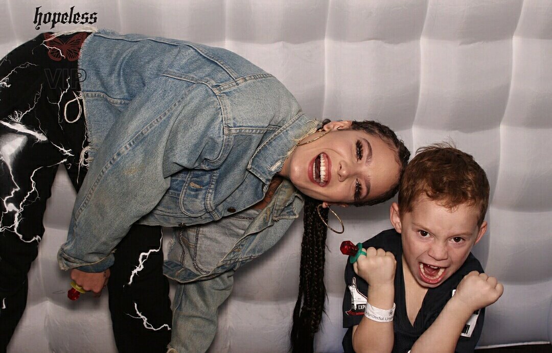 PUPPYLORDMADDIE's tweet photo. NOT to brag or anything but like...I met my favorite celebrity ever. LSNDJKSKND https://t.co/59l66BbtvX