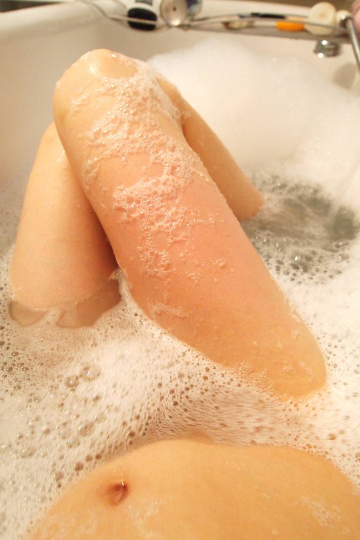 JCairno's tweet photo. Woke up all sticky and sweaty so decided to have a light night #soak in the #bath. #bathselfie #selfie #bathlegs https://t.co/XPmWgmBxUO