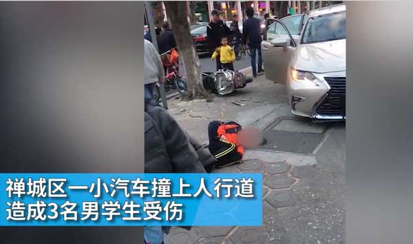 实拍佛山一家长开雷克萨斯接孩子 撞倒3学生致1人死亡
11月21日，广东佛山一家长驾车接孩子回家，车辆失控冲上人行道撞伤3名小学生，其中1人伤势过重抢救无效身亡。目前已初步排除涉事司机酒驾，事故原因正进一步调查中。
m.24fa.com/Mshow.aspx?id=…