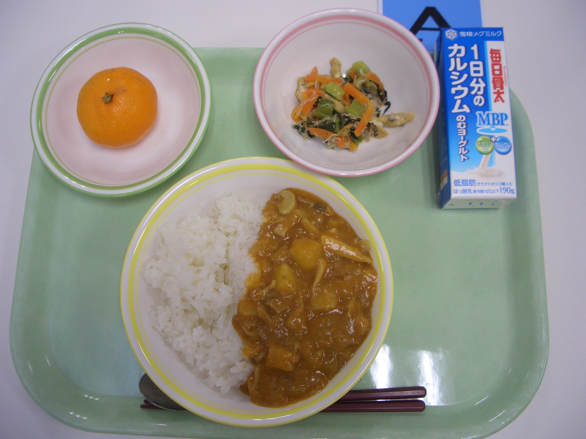 Twitter 上的 給食5レンジャー らんちーず 11月21日 火 小学校 きのこ入りカレーライス ドリンクヨーグルト じゃこと油 揚げの炒め物 みかん 今月は 今が旬のきのこをたっぷり使った きのこ入りカレー にしました きのこは エリンギ しめじ Twitter 上的 給食5レンジャー らんちーず 11月21日 火 小学校 きのこ入りカレーライス ドリンクヨーグルト じゃこと油 揚げの炒め物 みかん 今月は 今が旬のきのこをたっぷり使った きのこ入りカレー にしました きのこは エリンギ しめじ