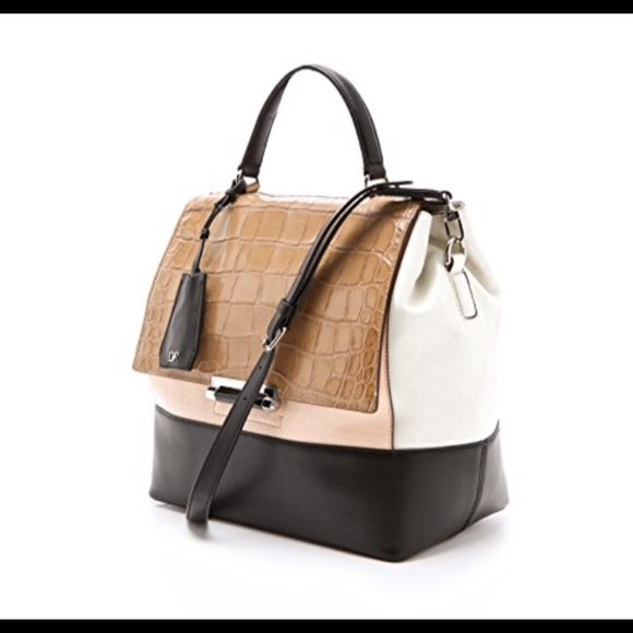 araceli_PR's tweet photo. So good I had to share! Check out all the items I'm loving on @Poshmarkapp: https://t.co/tS68jGFPEt https://t.co/0e1FDcxOK5