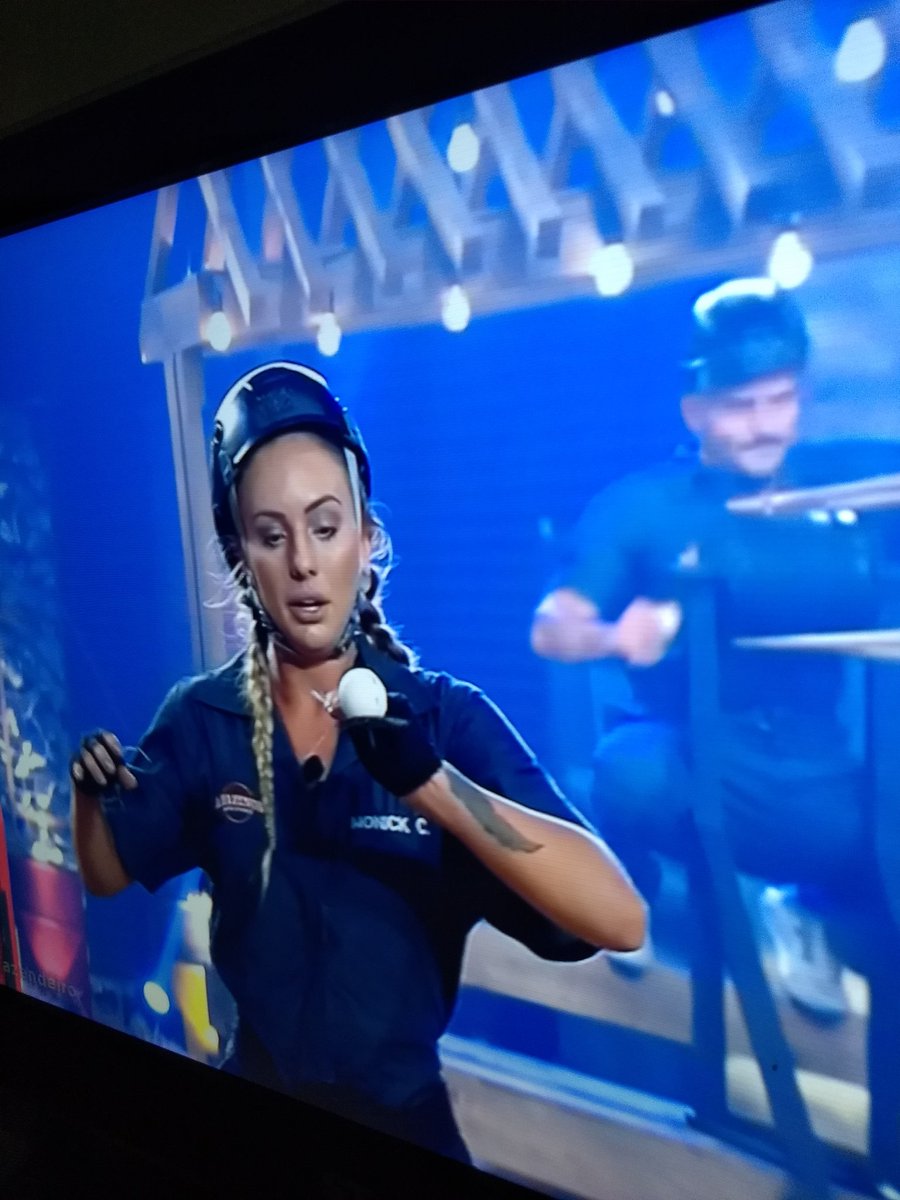 Thiago_e_Neinha's tweet photo. #ProvaDoFazendeiro
#AFazenda 
Pq só a colher do Marcos tava torta? Concha?
Só eu notei!!!????
Se ele não ajeita as bolinhas, a última poderia ter caído, só acho. https://t.co/6P12IGqDNP