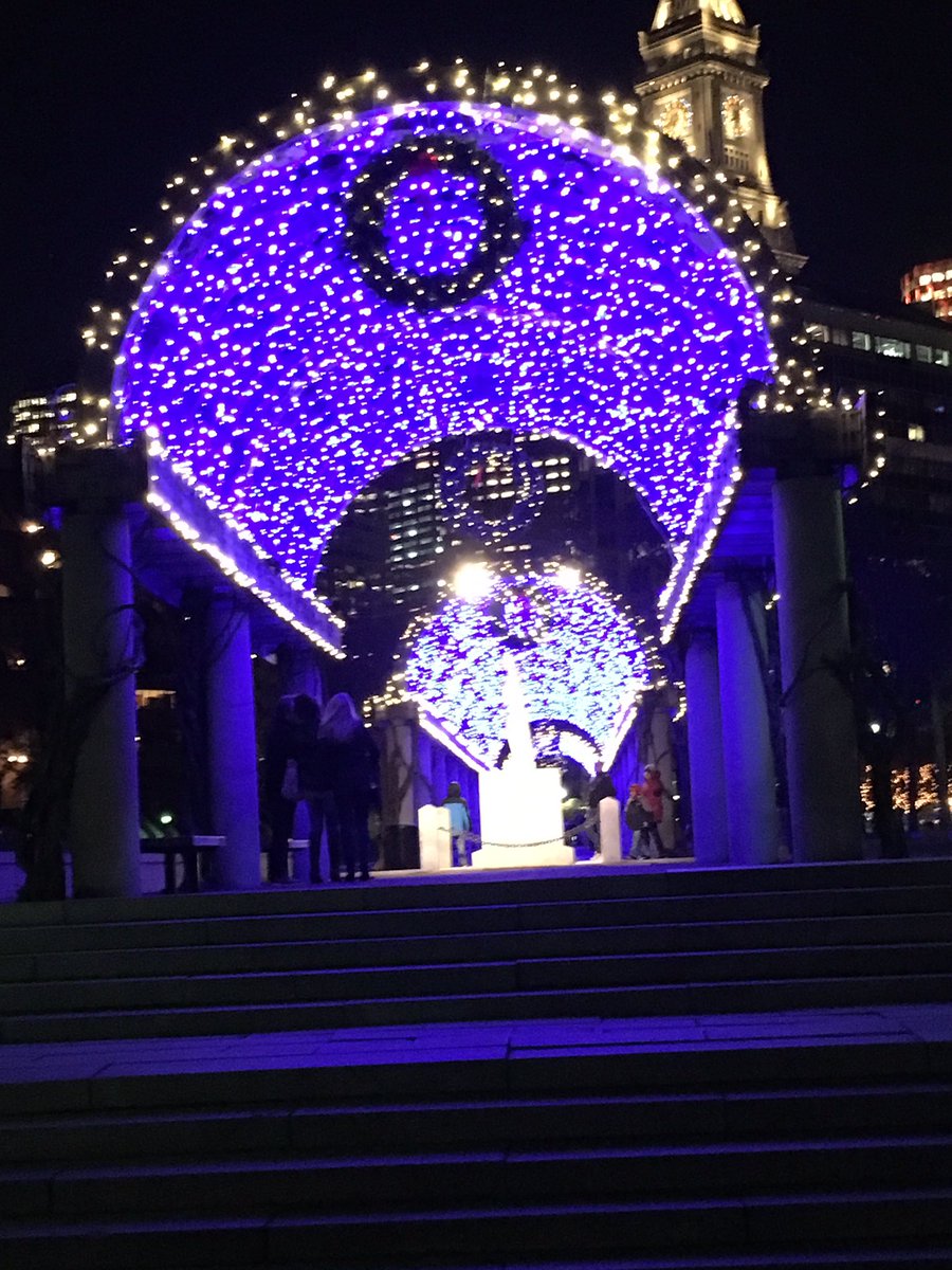 dressd27's tweet photo. It's the most wonderful time of the year 💙♥️
#christophercolumbuspark #archway #northend #workviews #bostonviews #bostonyouremyhome #nightlywalkhome #lovewhereiwork https://t.co/eMjGd0ODhc