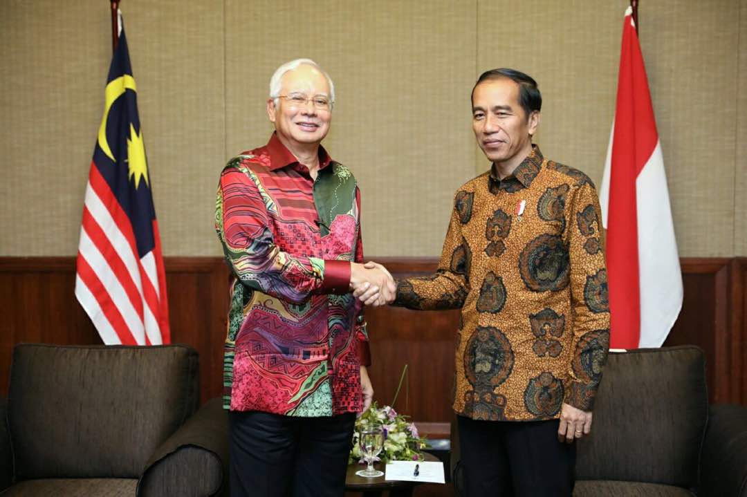 NajibRazak's tweet photo. Rakan serumpun. Bersama bapak @jokowi di Kuching, Sarawak untuk Majlis Perundingan Tahunan Malaysia-Indonesia ke-12. https://t.co/jaUOUBENga