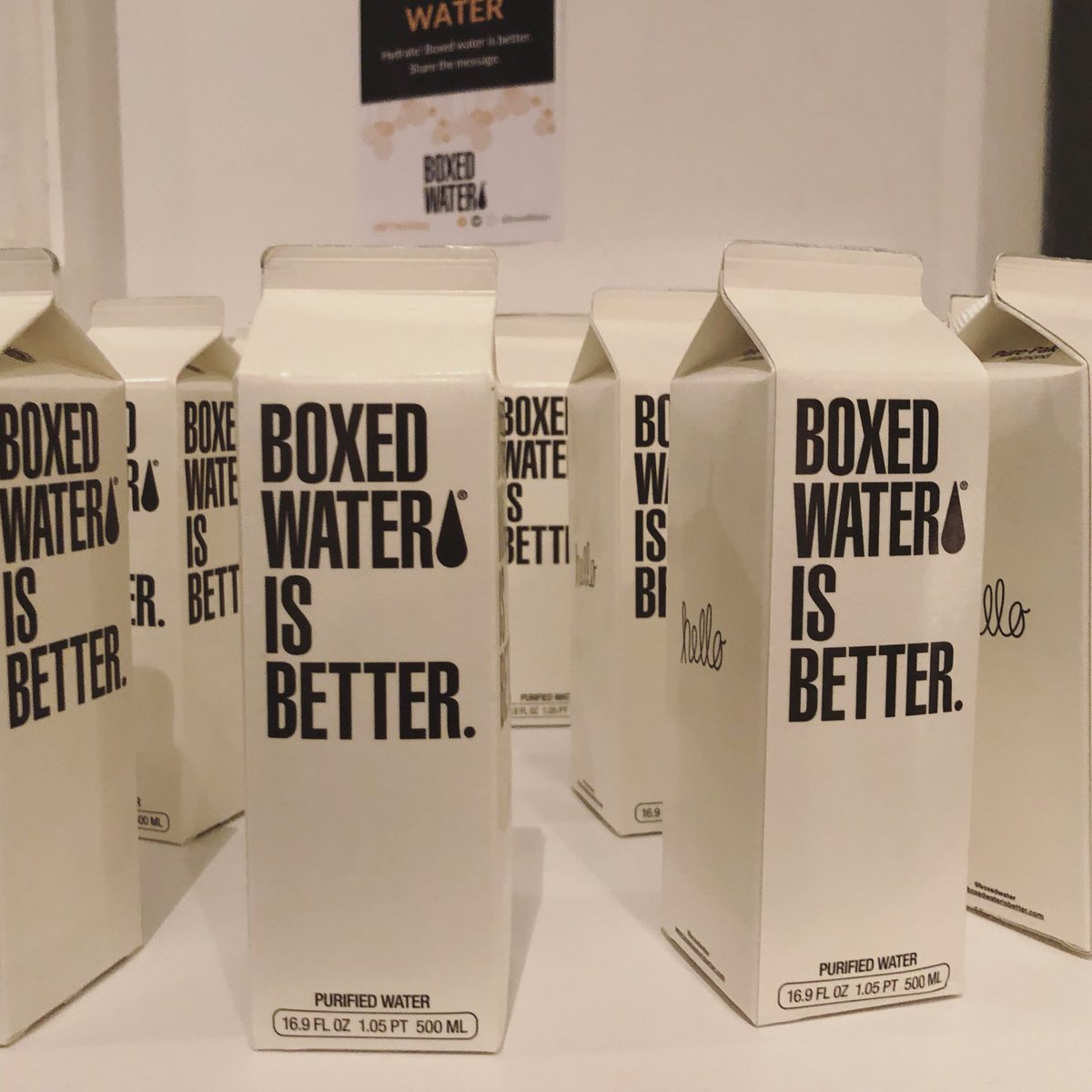 Momtrends's tweet image. Hydrating before Thursday’s big holiday feast... We are loving @boxedwater! #MTHoliday #ad