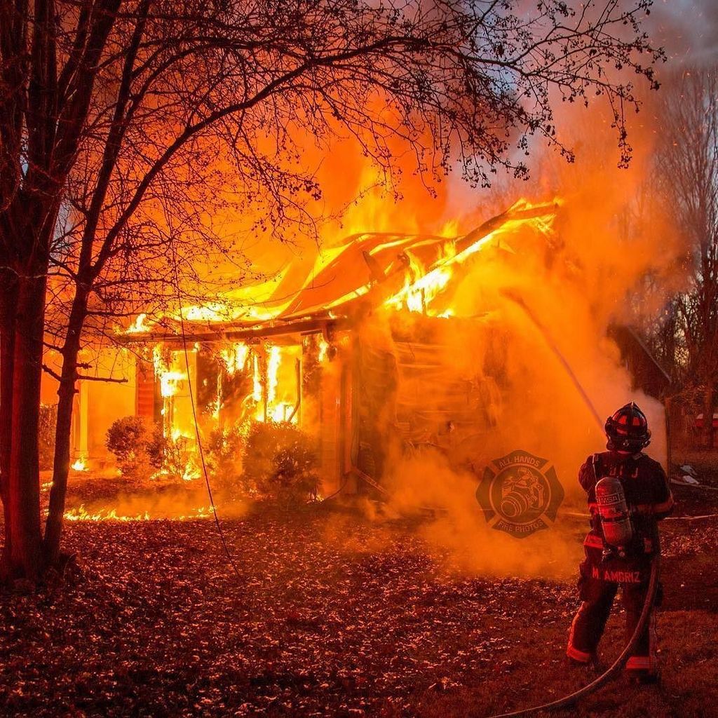BomberoDesigns's tweet photo. From @all_hands_fire_photos #bomberodesigns ・・・
City of Mt Juliet Firefighter/EMT Juan “Max” Ambriz on the first line at a well involved structure fire. #housefire #workingfire #firefighter #fire #fdmj #mtjuliet #february2017 #chiefmiIler @overtheed… https://t.co/QzIl8kWSRy https://t.co/WyI6RI90x9
