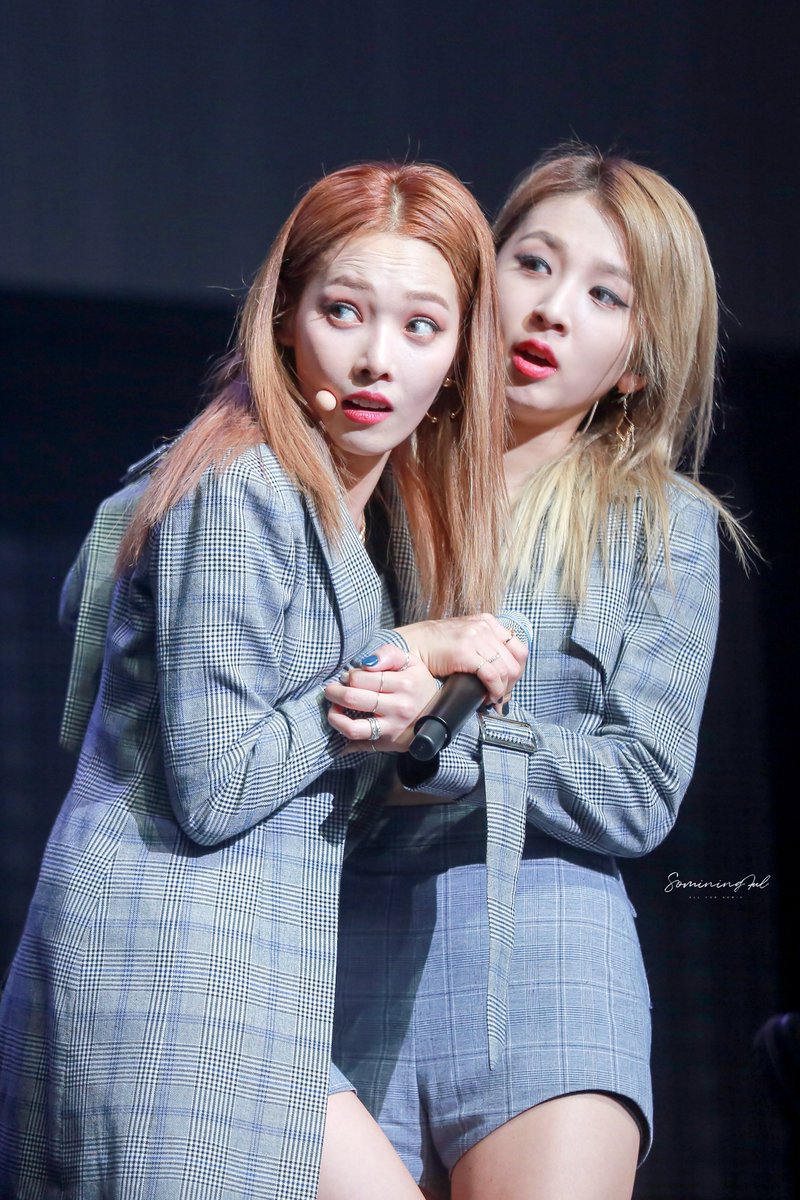 19960822com's tweet photo. 171121 You &amp; Me 쇼케이스
전자매 넘나 사랑스러워👭❣️

🔗https://t.co/KrIJRNZsdQ 
🔗https://t.co/E759hkdUwZ 

#카드 #소민 #전소민 #지우
#KARD #SOMIN #JIWOO https://t.co/rBeUuGL2mW