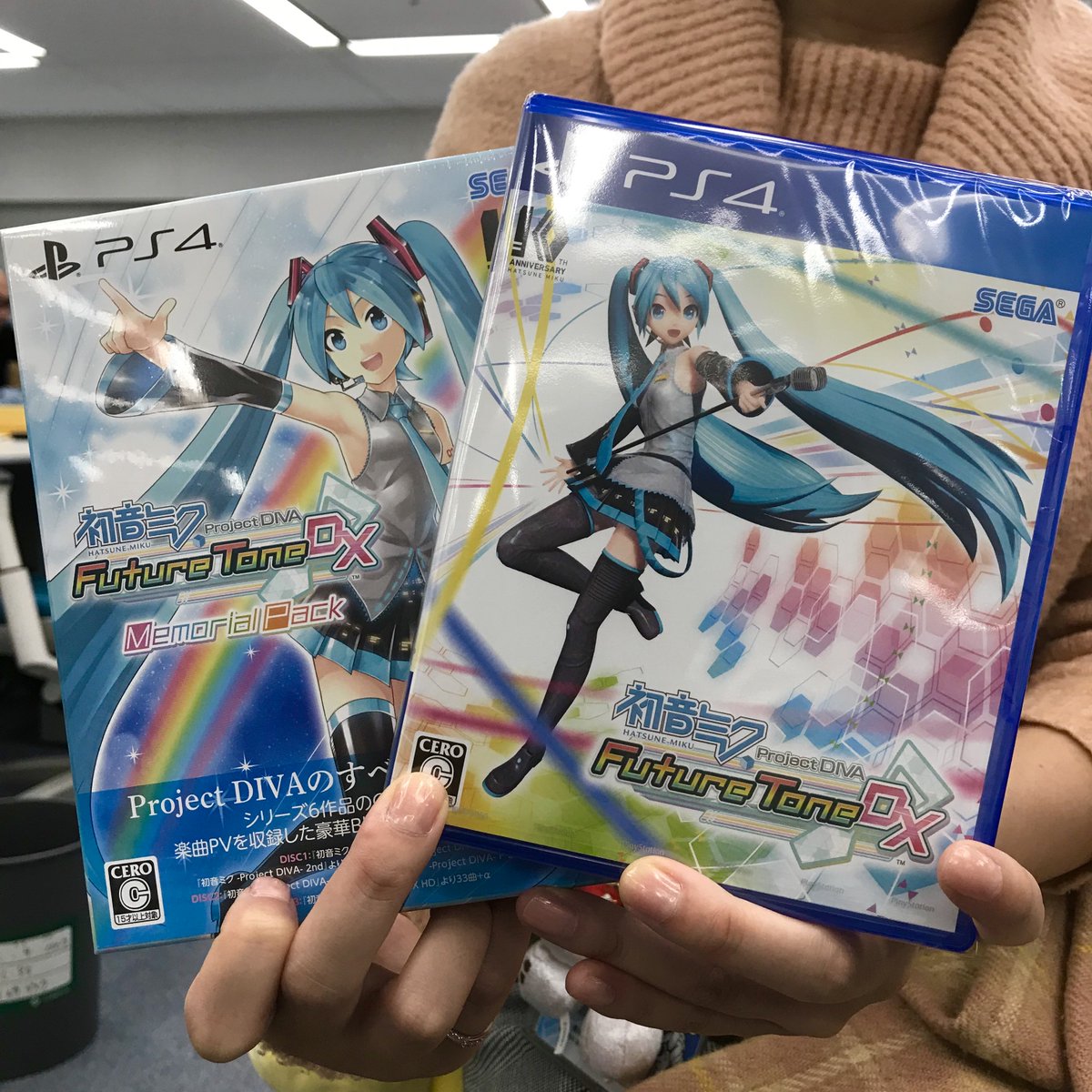 セガ公式アカウント 祝 初音ミク 10周年 届きましたー 本日は Ps4 初音ミク Project Diva Future Tone Dx の発売日 初音ミク 10周年ならではの豪華限定版の 初音ミク Project Diva Future Tone Dx メモリアルパック も同時発売です