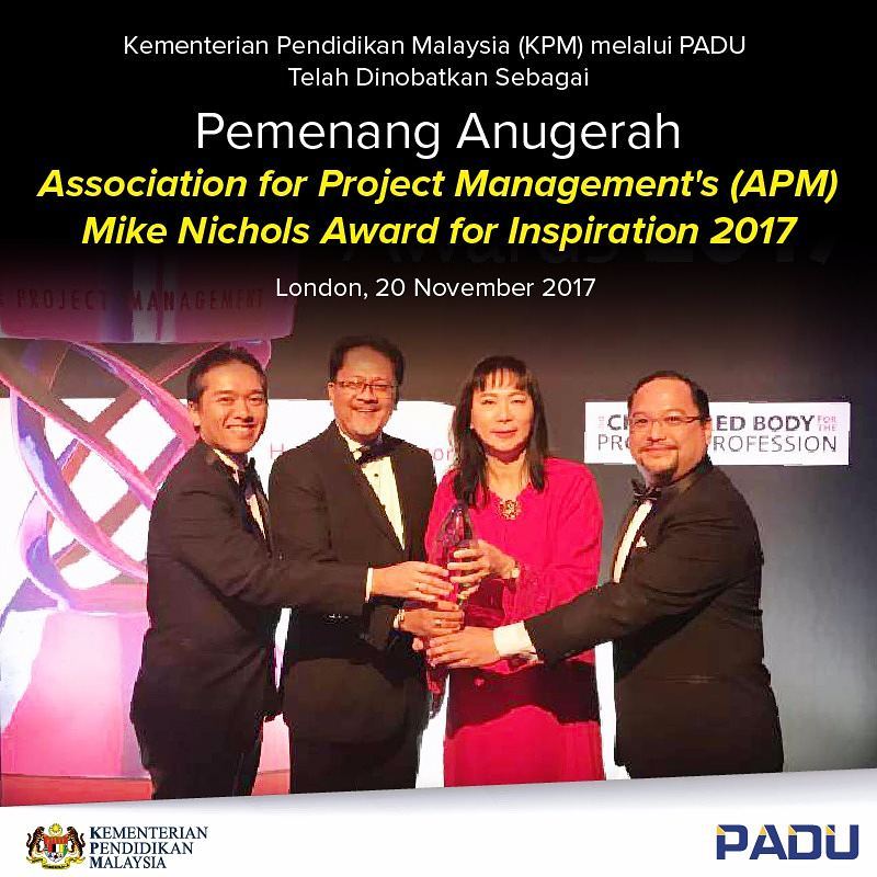 PaduEducation's tweet photo. "Penghargaan ini didedikasikan kepada semua guru, pemimpin sekolah dan pegawai Kementerian serta Anggota Kumpulan Pelaksana (AKP) yang bekerja keras dalam mentransformasi pendidikan negara." -Mahdzir Khalid, Kementerian Pendidikan Malaysia #PPPM #APM2017 #TransformasiPendidikan https://t.co/AlOpWfsxGq