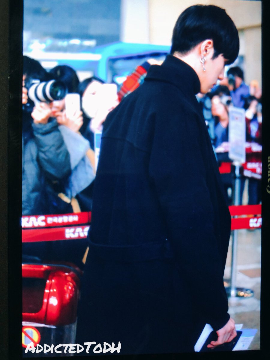 dh980703com's tweet photo. 171122 김포공항 #김동한 #동한 #JBJ https://t.co/XPUYxgONhg
