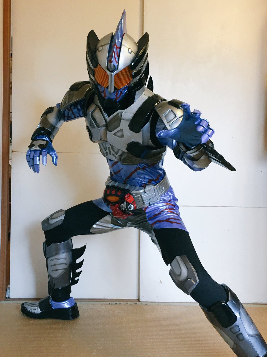 むっぴー でも俺は 生きたい 生きたいんだ アマゾンネオのコスプレ完成 バイザーの下にある目とベルトはledで発光 深夜造形