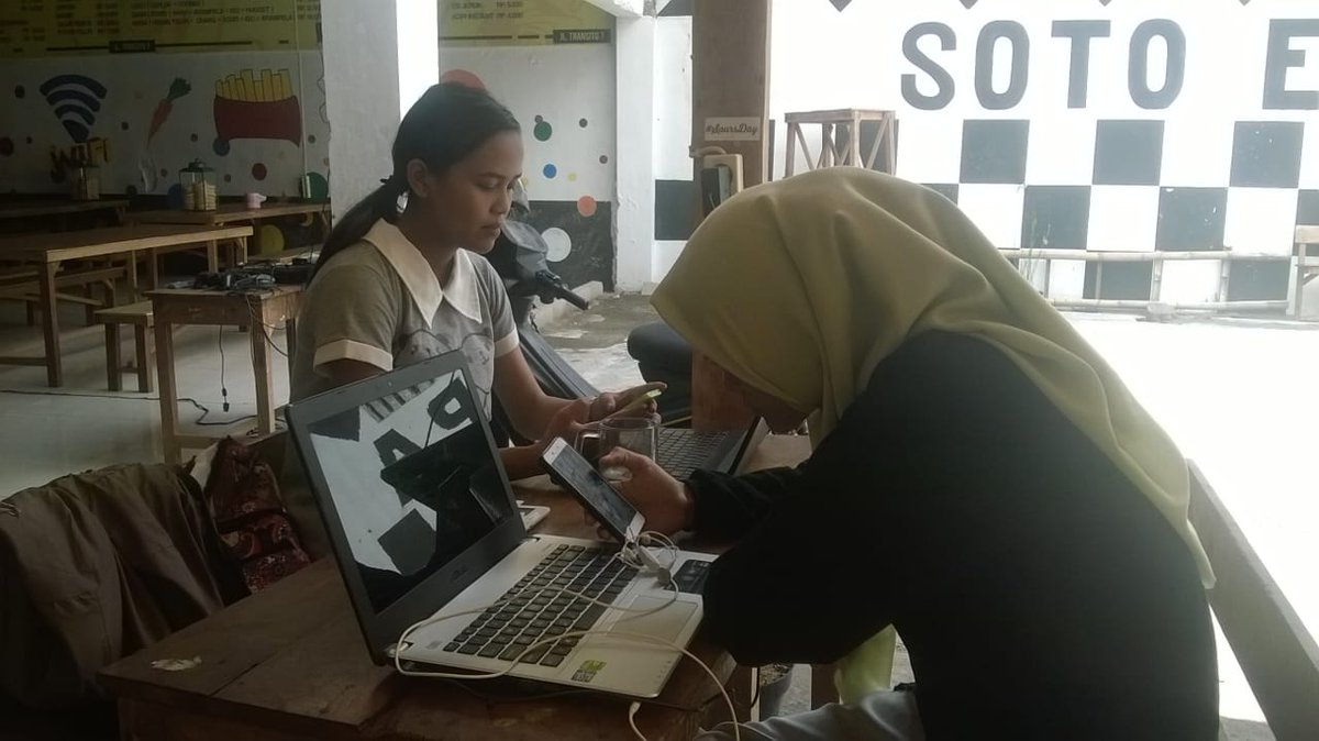 SoloThok's tweet photo. warong soto jaman now yo mung SOTO EROPA

hawong kowe ameh nongkrong iso, nugas yo iso, waifinan gratis garek nganggo, opo maneh yen ameh dinner karo dee

nyat warong @SotoEropa ki nyat mbedani og..cobonen wae

buka jam 06.30-22.00

#SoloThok #kotasolo #tongkrongansolo #sotoeropa https://t.co/IMsv40wqXQ