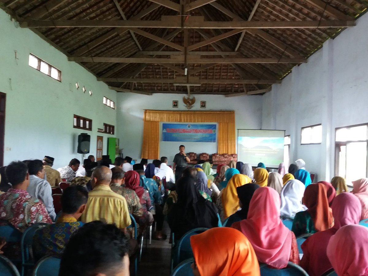 GscTrenggalek's tweet photo. Pelatihan Pelembagaan Pembangunan Desa Kec. Durenan, alhamdulillah semua Kades berkenan Hadir (22-25 /11/2017) @KemenDesa @kmngenerasi @gsc_jatim @datinpsd2016 @iskandarmunir68 https://t.co/3bJMokEVec