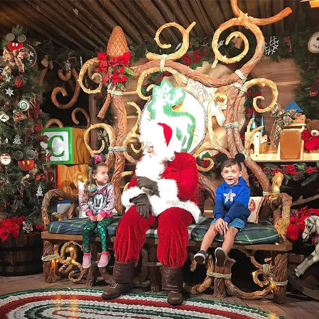 farnia22's tweet photo. One perfect day. #thechroniclesoffarnia #thingssoamazeme #disneyland #magickingdom #thehappiestplaceonearth #santa #beforethanksgiving #ilovetheexpressions #ikissedsanta #sothrilled #magic #wonder https://t.co/yFm7C0IPV6 https://t.co/bT08pifJao