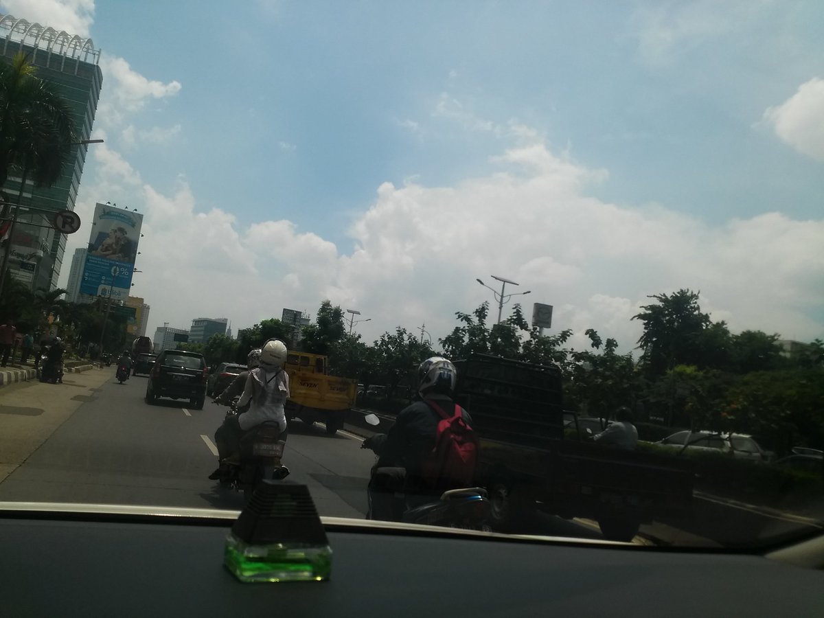 @elwatmana #JKTB RT <a href="/Donynugroho/">Dony Nugroho</a>: Slipi arah Semanggi tol tersendat