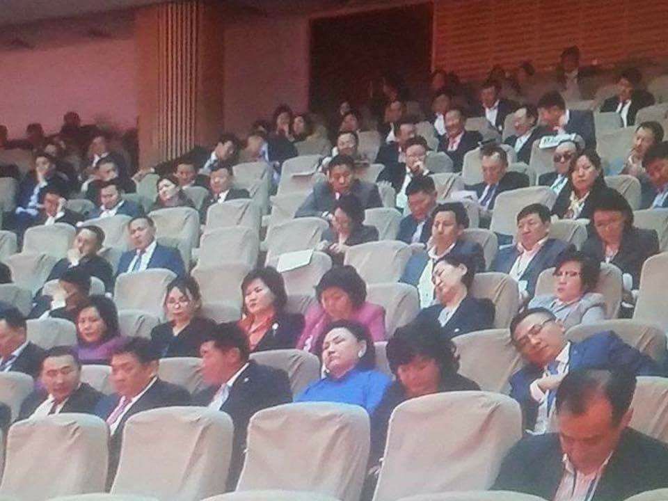 Тэсгэл алдаж байна аа...