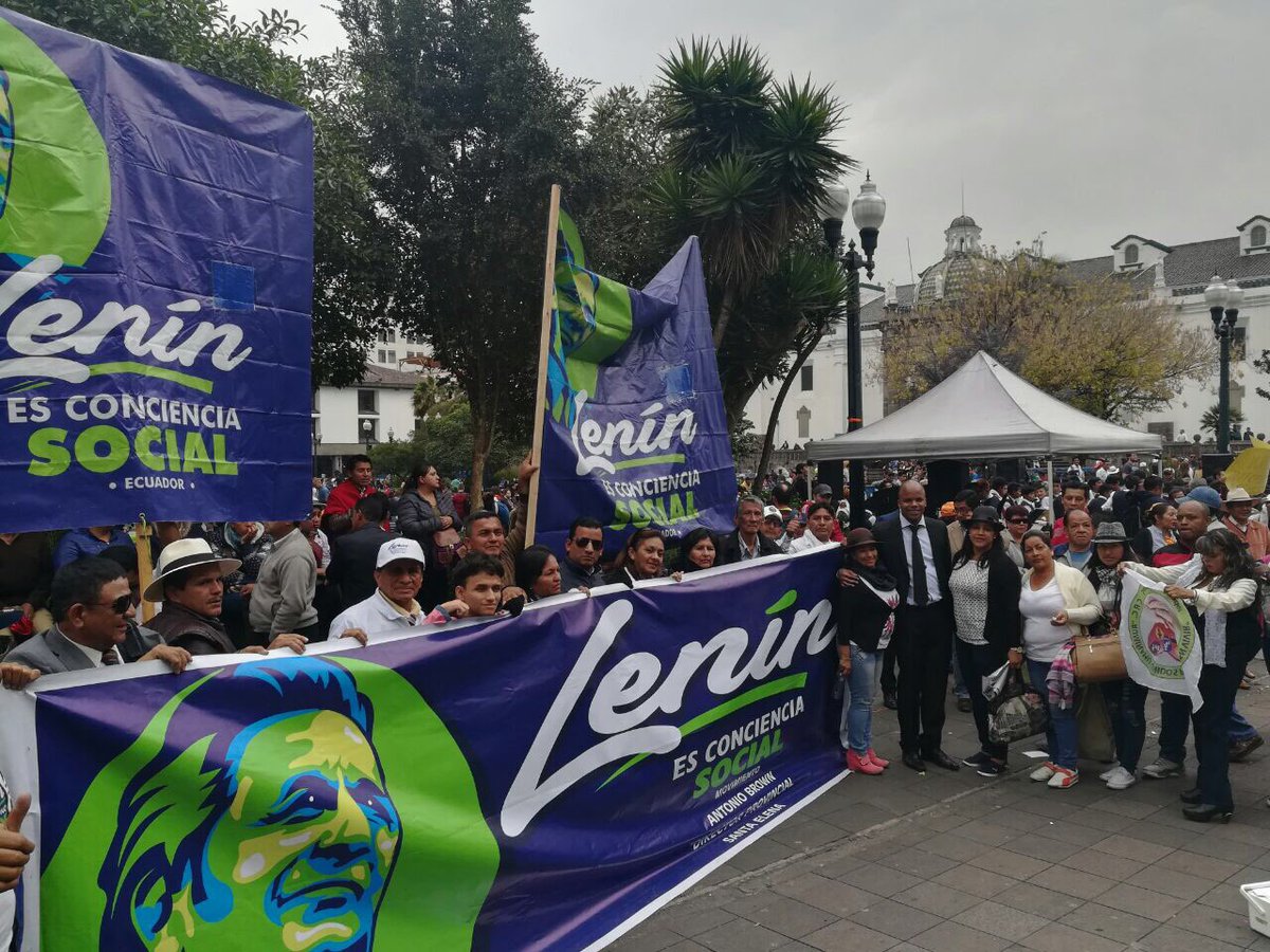 suenosenguerra's tweet photo. Atendiendo la invitacion que gentilmente me hiciera del Presidente @Lenin Moreno Garces al cambio de guardia, la cual fue un honor acompañarlo @ketty_pazmino https://t.co/rzq0YNirro