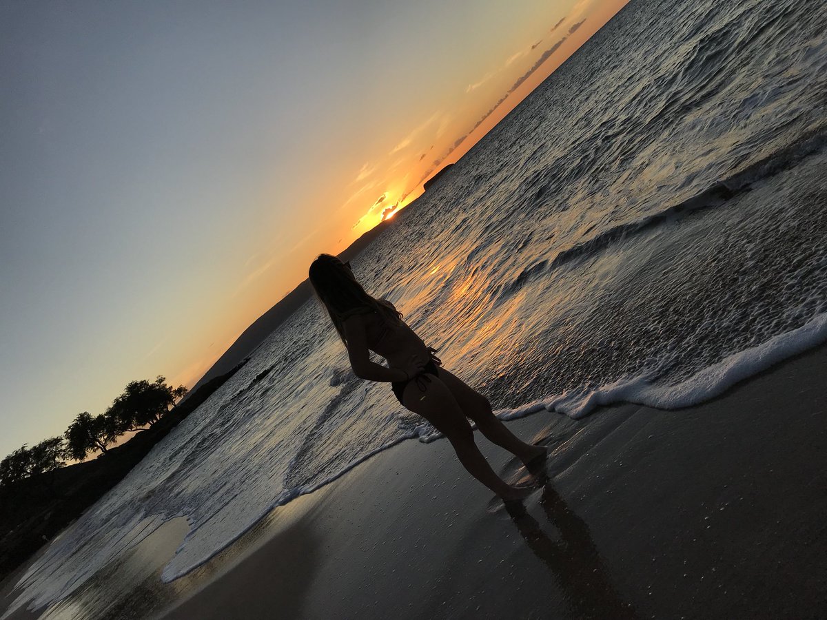 myahlowe25's tweet photo. Thanks Maui for the pretty sunsets every night ☀️🌅 https://t.co/vvW3IBlCC3