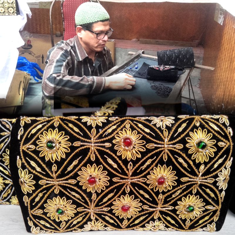 aparnachallu's tweet photo. Meet the Master Series: Shree Mohd Mahtab Khan.
All that Glitters...is worth more than Gold.
#beadwork #bags #clutches #handmade #artisansonline #craftsbazaar #artwork https://t.co/SS5Ea8Eg5B