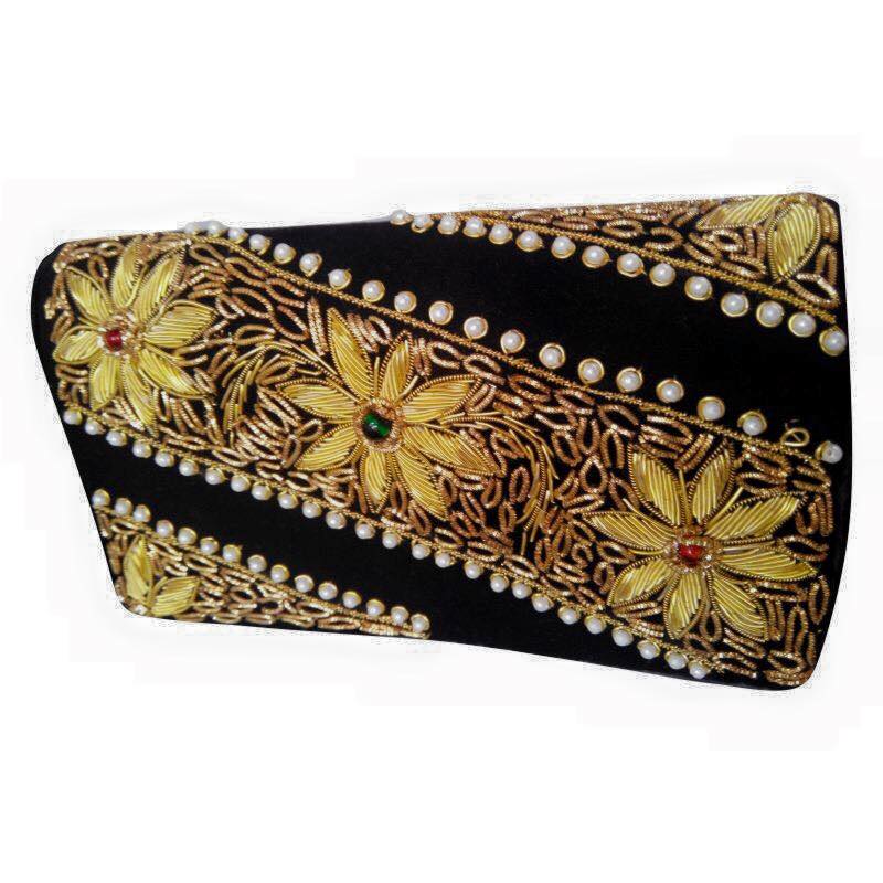 aparnachallu's tweet photo. Meet the Master Series: Shree Mohd Mahtab Khan.
All that Glitters...is worth more than Gold.
#beadwork #bags #clutches #handmade #artisansonline #craftsbazaar #artwork https://t.co/SS5Ea8Eg5B