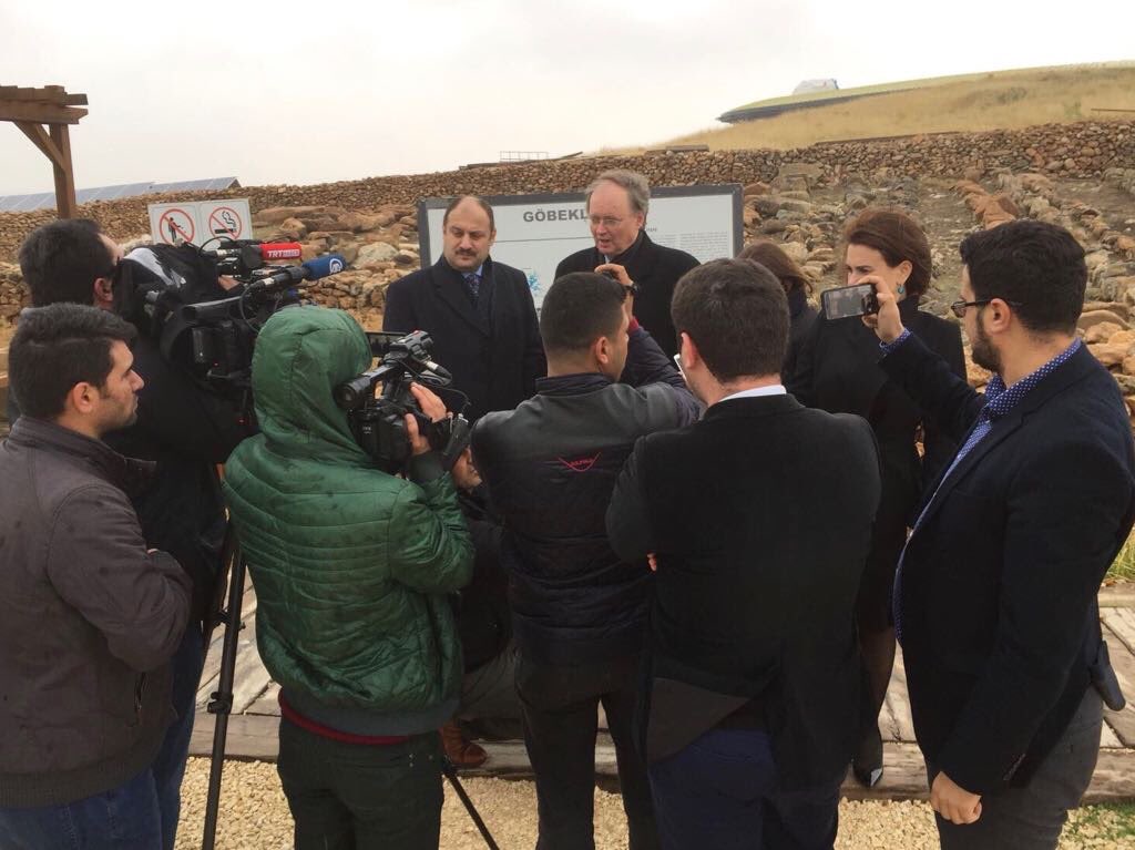 AB uyum komisyonu başkanı, Şanlıurfa milletvekilimiz @kasimgulpinar ın Avrupa ülkeleri büyükelçileri ve ateşelerini Urfa'ya davet etmesi ilimiz adına güzel bir kazanım olmuştur.
Sayın vekilimize teşekkürler, tanıtım önemli.