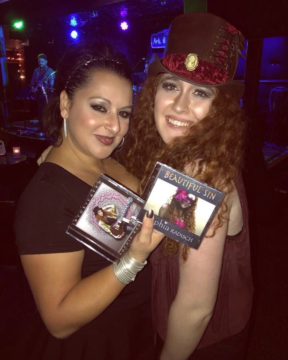 sophiaradisch01's tweet photo. #rubyroxannedesigns #tomboysantacruz #americanhatmakers #gibsonguitar #gibsonartist #ghsstrings #ghsartist #redhead #rocker #redslash #love https://t.co/AaPiVFsoRH