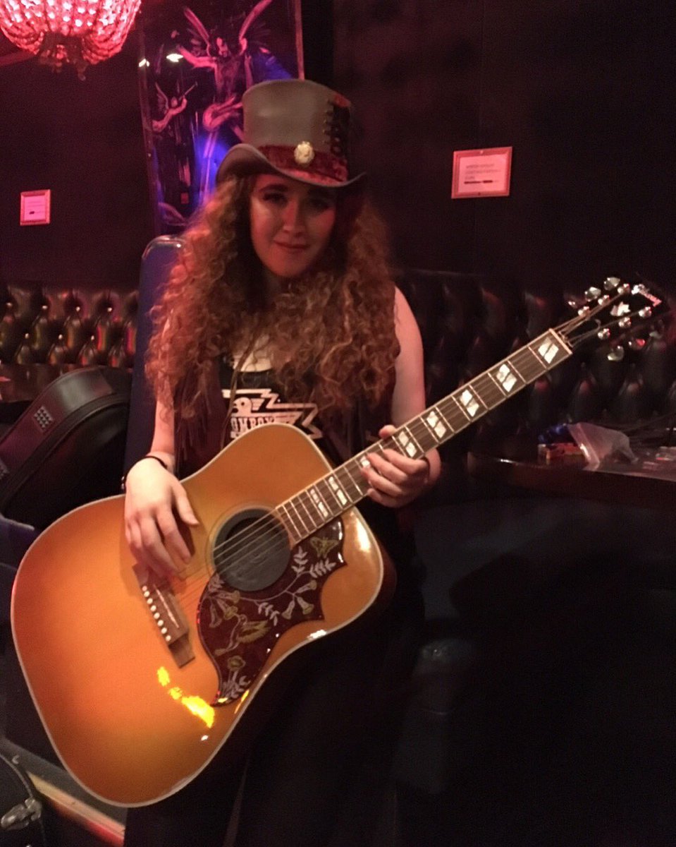 sophiaradisch01's tweet photo. #rubyroxannedesigns #tomboysantacruz #americanhatmakers #gibsonguitar #gibsonartist #ghsstrings #ghsartist #redhead #rocker #redslash #love https://t.co/AaPiVFsoRH