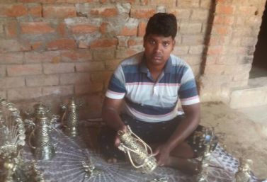 aparnachallu's tweet photo. Meet the Master Series: Shree Ajay Kumar, Dhokra Craft, Chattisgarh, India
#dhokra #handmade #artwork #artisansonline #madeinindia #craftsbazaar https://t.co/FPgKX6QTV5